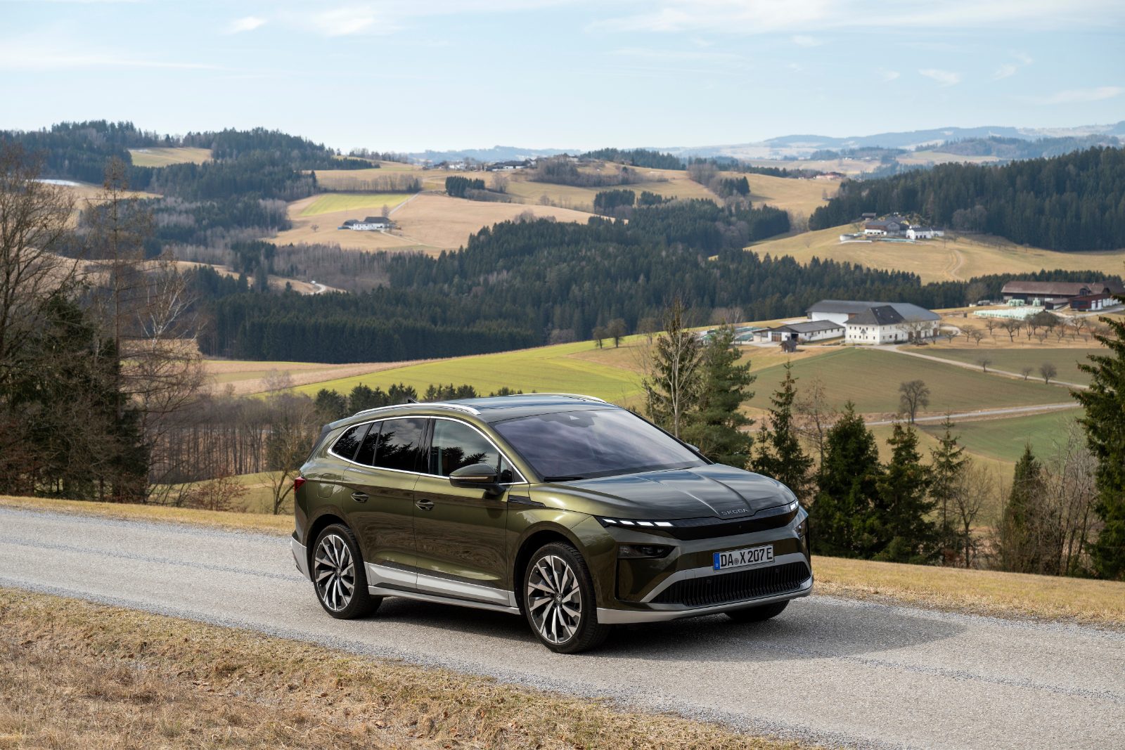 Škoda Enyaq in Halbfrontansicht auf einer Landstrasse