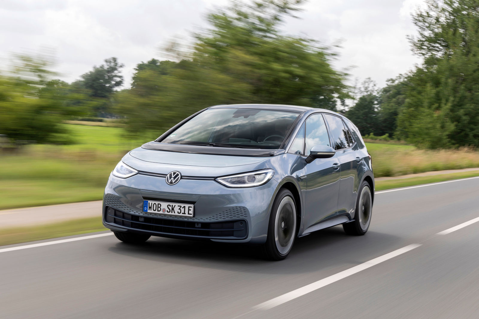 Volkswagen ID.3 in Fahrt auf einer Landstrasse