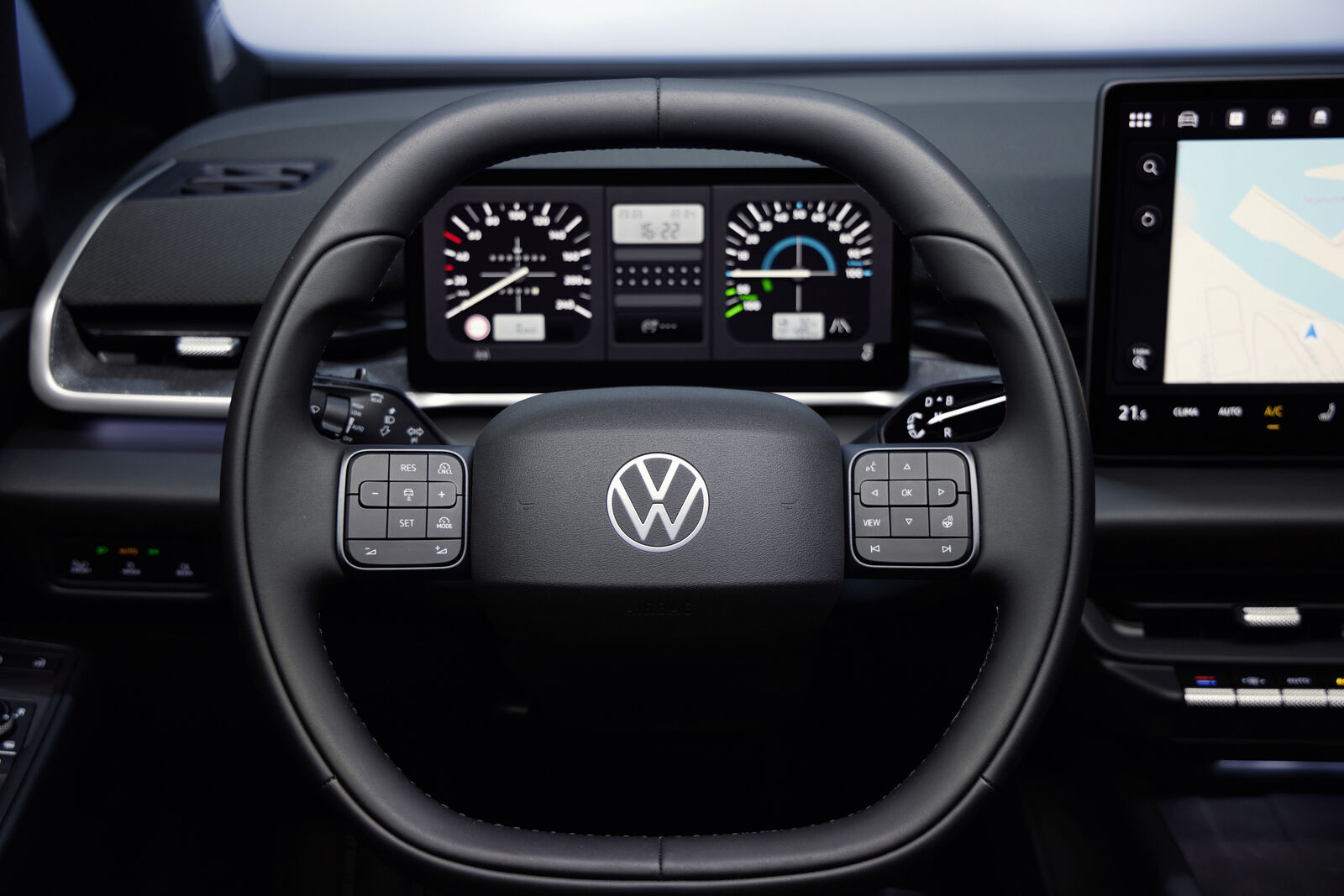 Cockpit des Volkswagen ID.3 mit Lenkrad und Bildschirm