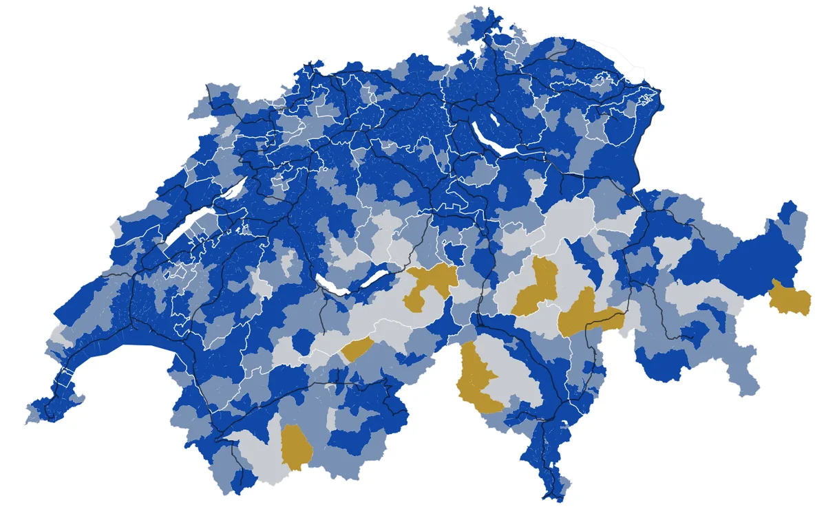 Mappa della Svizzera: comuni secondo la distanza dal caricatore rapido più vicino, quasi ovunque fino a 5 km, lacune in valli del Ticino, dei Grigioni e del Vallese