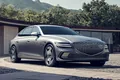 Genesis Electrified G80 in Silber, Halbfrontansicht