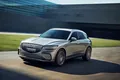 Genesis Electrified GV70 in Silber, Halbfrontansicht