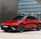 Hyundai Ioniq 6 in Rot vor einem Bürogebäude