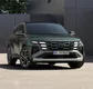 Hyundai Tucson in Halbfrontansicht vor einem Gebäude