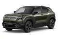 Suzuki e Vitara in Grün mit schwarzem Dach, Halbfrontansicht auf weissem Grund