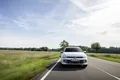 Volkswagen Golf in Fahrt auf einer Landstrasse