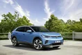 Volkswagen ID.4 in Blau vor Bäumen