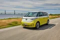 Volkswagen ID.Buzz in Gelb und Weiss in Fahrt