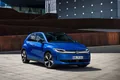 Volkswagen ID.Polo in Blau vor einer Fassade