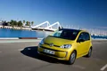 Volkswagen Up in Gelb in Fahrt