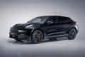 Zeekr 001 Sport Edition in Schwarz, Halbfrontansicht im Studio